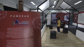 Pengunjung mengamati koleksi sejarah dalam Pameran Refleksi Kebangkitan Melawan Pandemi di Museum Kebangkitan Nasional (ex Gedung Stovia), Jakarta, Kamis (20/5/2021). [Suara.com/Angga Budhiyanto]