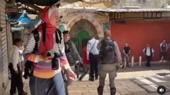 Bikin Emosi! Viral Polisi Israel Ganggu Perempuan Palestina, Tarik Hijab Sampai Lepas