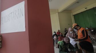 Warga yang telah balik dari mudik mendaftaran diri untuk menjalani swab test antigen di GOR Kelurahan Kampung Makasar, Jakarta, Kamis (20/5/2021). [Suara.com/Angga Budhiyanto]