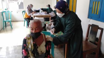 Jemput Bola, Dinkes Banjarmasin Vaksinasi Lansia Dari Rumah ke Rumah