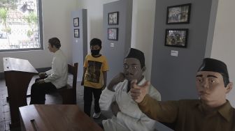 Pengunjung mengamati diorama sejarah di Museum Kebangkitan Nasional (ex Gedung Stovia), Jakarta, Kamis (20/5/2021). [Suara.com/Angga Budhiyanto]