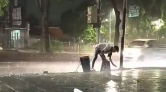 Salut! Jualan Sepi Terguyur Hujan, Pedagang Punguti Sampah Pas Tutup Lapak