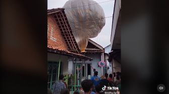 Balon Udara Isi Petasan Jumbo Nyangkut di Atap, Warga Panik Auto Siram Air