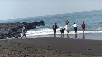 Warga Bali Gelar Upacara Ngedetin Cari 2 Pemancing Hilang di Pantai Mimba