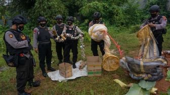 Polisi mengamankan balon udara dan petasan dari warga saat razia di Pekalongan, Jawa Tengah, Kamis 20/5/2021.  ANTARA FOTO/Harviyan Perdana Putra
