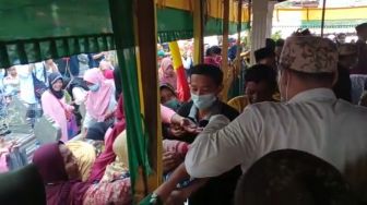 Warga Cirebon Berebut Koin Jimat Keramat di Grebeg Syawal