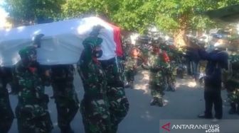 Gugur di Papua, Jenazah Prada Ardi Yudi Dimakamkan Secara Militer di Malaka