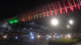 Jembatan penyebrangan orang (JPO) Gelora Bung Karno berhias lampu berwarna bendera Palestina di Jakarta, Rabu (19/5/2021). ANTARA FOTO/Akbar Nugroho Gumay
