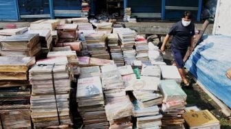 Pedagang membersihkan puing-puing bekas kebakaran di Kawasan Pasar Senen, Jakarta, Kamis (20/5/2021).  [Suara.com/Dian Latifah]