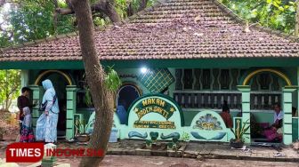 Warga Gresik Gelar Tradisi Kupatan dengan Ziarah Makam Randen Sakti