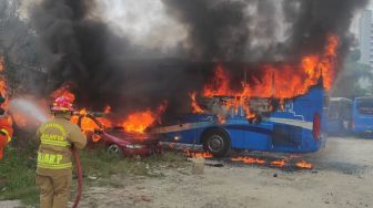 Bus hingga Mobil Polisi di Mampang Hangus Terbakar saat Sopir Makan Bakso