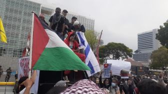 Mau Bakar Bendera Israel, Pendemo Berkostum Salvador Dali Dibekuk Polisi