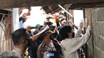 Lakukan Tracing, Polisi Tempel Stiker di Rumah Pemudik di Kampung Makassar