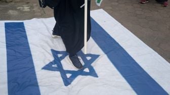 Fans Habib Bahar Ikut UAS Bakar Bendera Israel