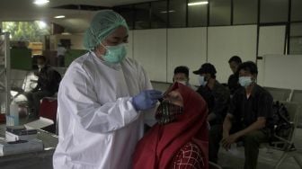 Calon penumpang mengikuti layanan pemeriksaan tes usap antigen di Terminal Kampung Rambutan, Jakarta, Jumat (21/5/2021). [Suara.com/Dian Latifah]