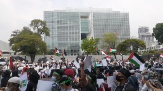 Bawa Bendera Besar, Massa Aksi Solidaritas Palestina Padati Kedubes AS