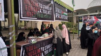 Massa pendukung Palestina mengadakan penggalangan dana di  halaman Masjid Al Jihad, Jalan Abdullah Lubis, Medan. [Suara.com/Suhardiman]