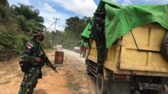 Pura-pura Angkut Sembako, Sopir Truk Selundupkan Ribuan Botol Miras