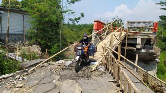 Lama Tak Direspon Pemerintah, Warga Semarang Iuran Bangun Jembatan Mambu