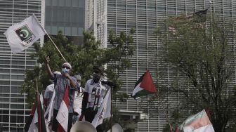 Massa aksi berorasi saat mengikuti aksi solidaritas dukung Palestina terkait kekerasan yang terjadi beberapa waktu lalu oleh Israel di depan Kedubes AS, Jakarta, Jumat (21/5/2021). [Suara.com/Angga Budhiyanto]