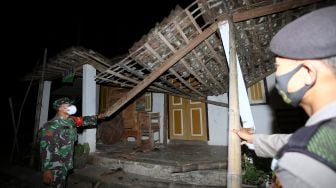 Personel TNI dan Polri mengecek kondisi rumah warga yang rusak pascagempa di Desa Ploso Kecamatan Selopuro, Blitar, Jawa Timur, Jumat (21/5/2021). [ANTARA FOTO/Irfan Anshori]