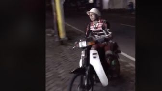Viral Pria Pakai Baju Pembalap Naik Motor Jadul, Padahal Cuma ke Minimarket