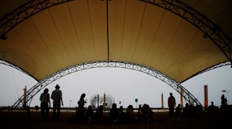 Sejumlah pengunjung berada di kawasan Pantai Ancol, Jakarta, Sabtu (22/5/2021). [Suara.com/Dian Latifah]