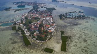 Foto udara Pulau Harapan yang di beberapa titiknya terdapat hutan bakau yang belum lama mulai dirintis warga bersama pemerintah dan sejumlah lembaga di Kabupaten Kepulauan Seribu, DKI Jakarta, Sabtu (22/5/2021). [ANTARA FOTO/Aditya Pradana Putra]