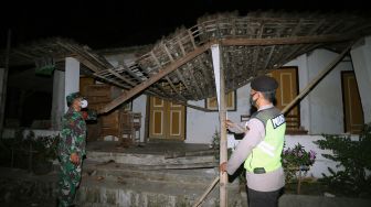 Personel TNI dan Polri mengecek kondisi rumah warga yang rusak pascagempa di Desa Ploso Kecamatan Selopuro, Blitar, Jawa Timur, Jumat (21/5/2021). [ANTARA FOTO/Irfan Anshori]