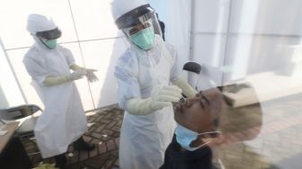 Petugas medis melakukan tes usap antigen kepada santri pondok pesantren Lirboyo di Puskesmas Pagu, Kediri, Jawa Timur, Sabtu (22/5/2021). [ANTARA FOTO/Prasetia Fauzani]