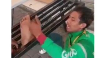 Kaki Driver Ojol Terjepit Kursi Besi, Netizen Bingung Lihat Posisinya