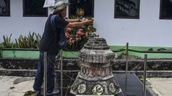 Warga memotret tugu Istiwa di Citamiyang Tanjung, Kecamatan Kawalu, Kota Tasikmalaya, Jawa Barat, Sabtu (22/5/2021). ANTARA FOTO/Adeng Bustomi
