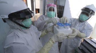 Petugas medis menyiapkan tabung berisi sampel lendir saat tes usap antigen kepada santri pondok pesantren Lirboyo di Puskesmas Pagu, Kediri, Jawa Timur, Sabtu (22/5/2021). [ANTARA FOTO/Prasetia Fauzani]