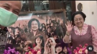 Ganjar Serahkan Lukisan, Megawati Senyum Sumringah