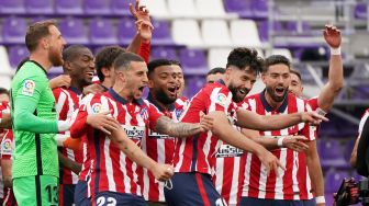 Para pemain Atletico Madrid merayakan keberhasilan mereka menjadi juara La Liga Spanyol setelah menang atas Real Valladolid FC di Jose Zorilla Stadium, Spanyol, Sabtu (22/5). CESAR MANSO / AFP