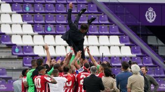 Para pemain Atletico Madrid merayakan keberhasilan mereka menjadi juara La Liga Spanyol setelah menang atas Real Valladolid FC di Jose Zorilla Stadium, Spanyol, Sabtu (22/5). CESAR MANSO / AFP