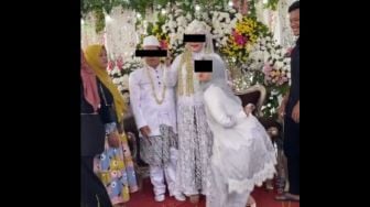 Viral Cewek Joget Depan Pengantin Bikin Heboh Momen Resepsi Pernikahan