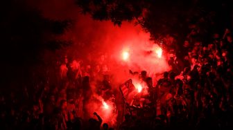 Fans Atletico Madrid turun ke jalan untuk merayakan kesuksesan tim kesayangannya meraih juara La Liga, Madrid, Spanyol, Sabtu (22/5). OSCAR DEL POZO / AFP