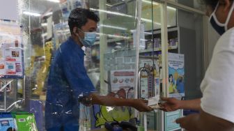 Pembeli berbelanja di minimarket dengan sistem Pesan Bayar Antar di Kawasan Cilangkap, Jakarta Timur, Minggu (23/5/2021). [Suara.com/Alfian Winanto]