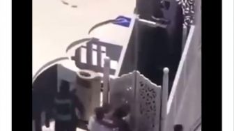 Detik-detik Khatib Salat Jumat Masjidil Haram Diserang Terekam Kamera