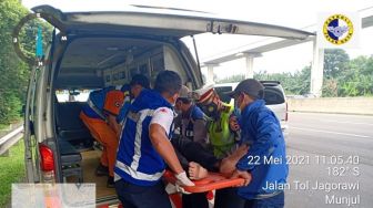 Viral! Pengemudi Sigra Pecahkan Kaca, Lalu Tabrak Korban di Tol Jagorawi