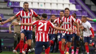 Para pemain Atletico Madrid merayakan keberhasilan mereka menjadi juara La Liga Spanyol setelah menang atas Real Valladolid FC di Jose Zorilla Stadium, Spanyol, Sabtu (22/5). CESAR MANSO / AFP