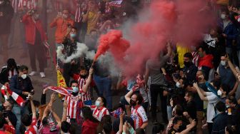 Fans Atletico Madrid turun ke jalan untuk merayakan kesuksesan tim kesayangannya meraih juara La Liga, Madrid, Spanyol, Sabtu (22/5). OSCAR DEL POZO / AFP