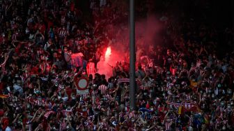 Fans Atletico Madrid turun ke jalan untuk merayakan kesuksesan tim kesayangannya meraih juara La Liga, Madrid, Spanyol, Sabtu (22/5). OSCAR DEL POZO / AFP