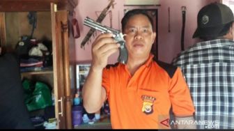 Modal Pistol Mainan, Pria Paruh Baya Rupadaksa Seorang Bocah