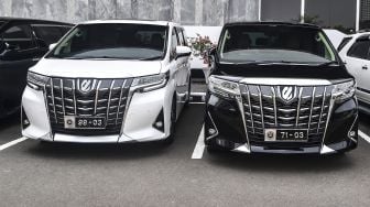 Kendaraan dengan plat nomor khusus anggota DPR terparkir di Kompleks Parlemen, Senayan, Jakarta, Senin (24/5/2021). ANTARA FOTO/Muhammad Adimaja