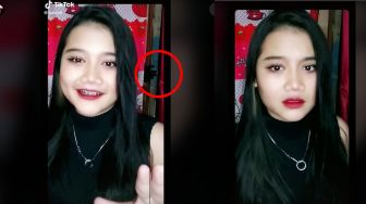 Bikin Merinding, Ada Penampakan Tangan Hitam Saat Cewek Ini Joget TikTok