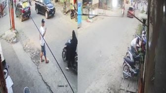 Aksi Pria Berkaus Putih Curi Motor di Medan Terekam CCTV