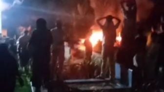 Viral Aksi Warga Bakar Kuburan Jenazah Pasien Covid-19 Pakai Ban Bekas