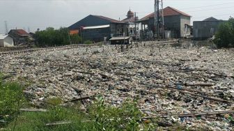 Bikin Miris, Kampung Nelayan di Semarang Dipenuhi Sampah Bak Lautan Plastik